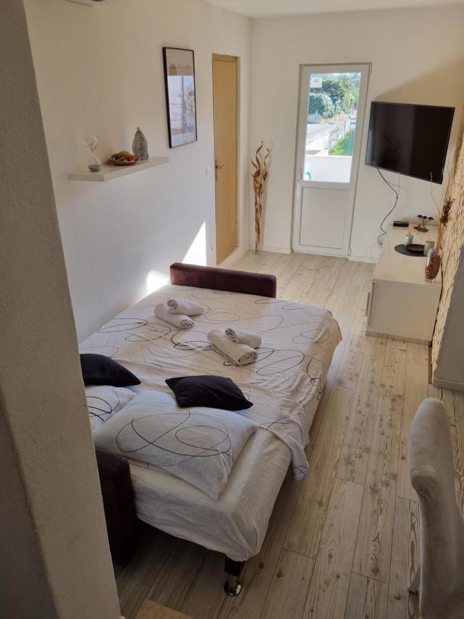 Bruno'S Poolside Apartments - Near Beach Trogir Eksteriør bilde
