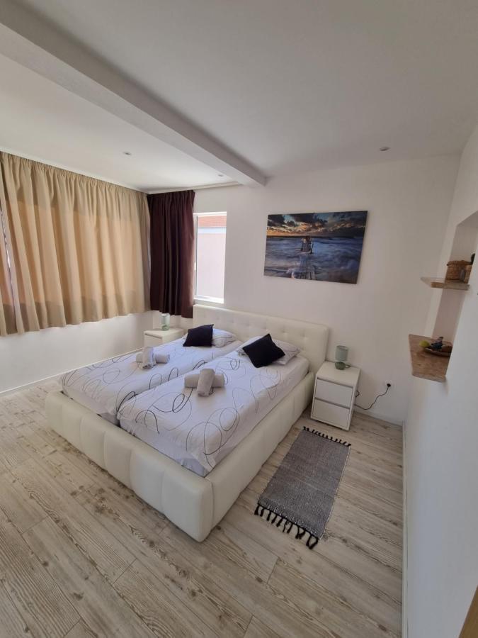 Bruno'S Poolside Apartments - Near Beach Trogir Eksteriør bilde