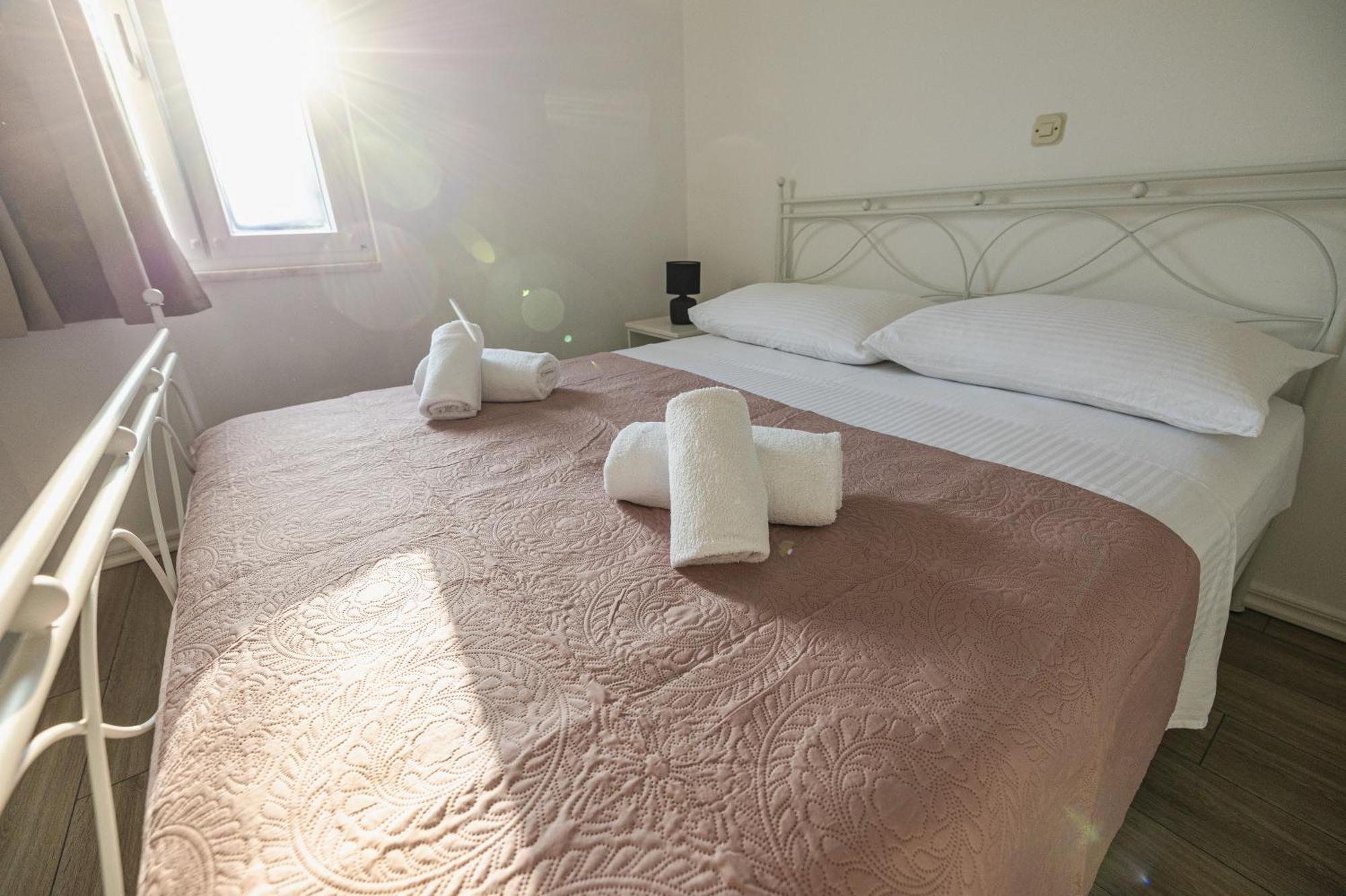 Bruno'S Poolside Apartments - Near Beach Trogir Eksteriør bilde