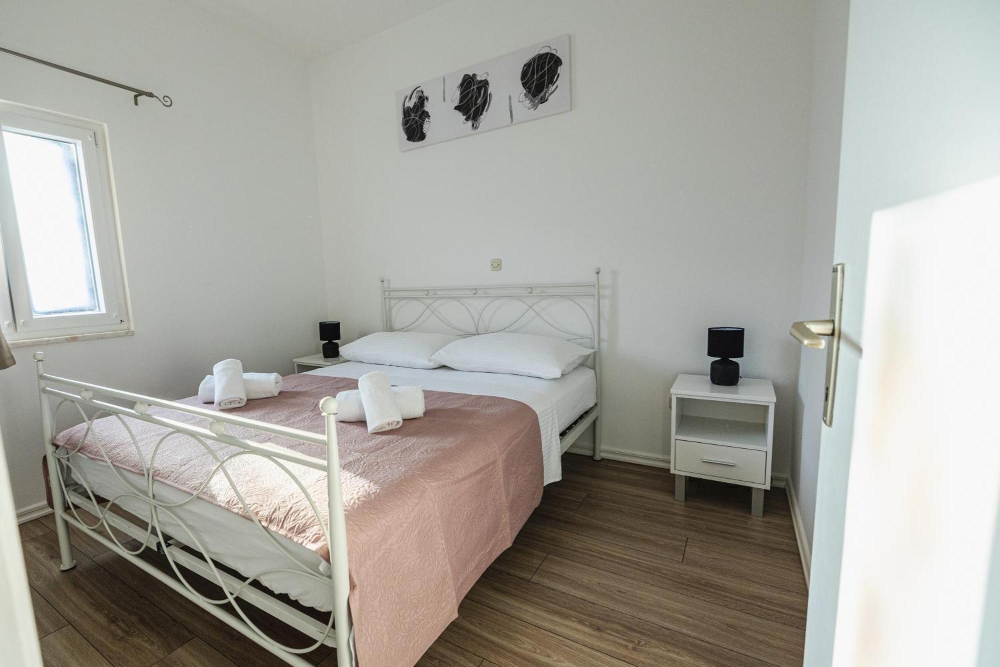 Bruno'S Poolside Apartments - Near Beach Trogir Eksteriør bilde