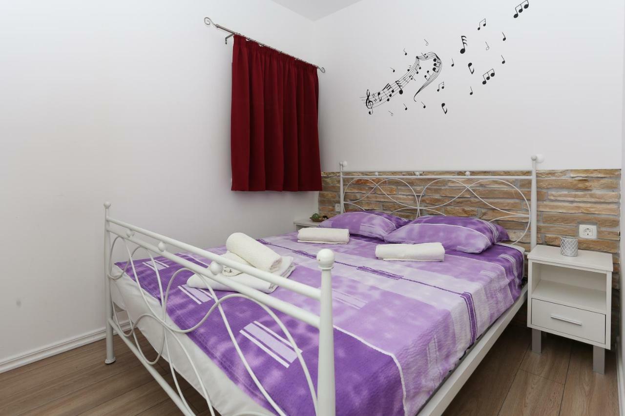 Bruno'S Poolside Apartments - Near Beach Trogir Eksteriør bilde