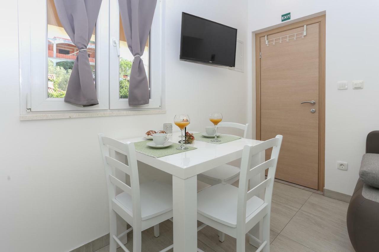 Bruno'S Poolside Apartments - Near Beach Trogir Eksteriør bilde